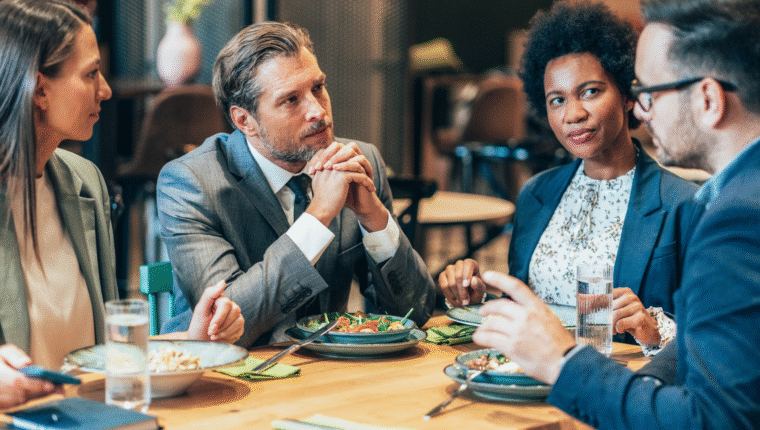 10 cose da NON fare a un pranzo di lavoro - immagine di copertina