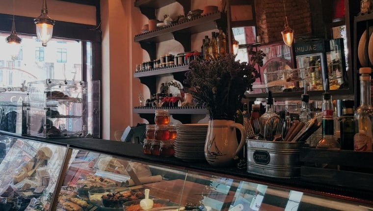 Che cosa sono i deli americani: storia, significato e specialit&agrave; da conoscere - immagine di copertina