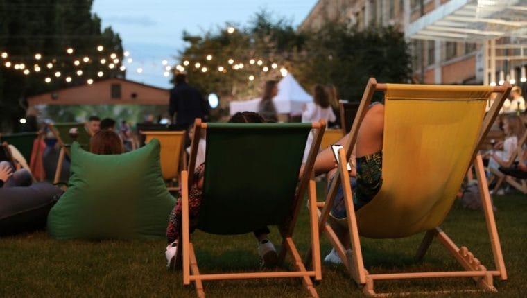 9 indirizzi a Roma e dintorni dove mangiare e bere all'aperto quest'estate - immagine di copertina