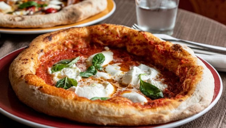 La pizza italiana fa schifo e non ce ne eravamo accorti - immagine di copertina