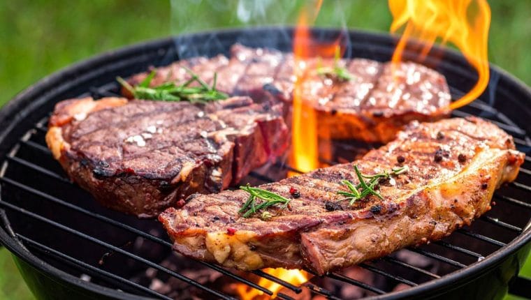 10 cose che odio di te: barbecue, quell&rsquo;amore che sa di fumo e salsiccia - immagine di copertina