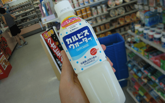 Sembra latte ma non è: il Calpis, una delle bevande più famose del Giappone