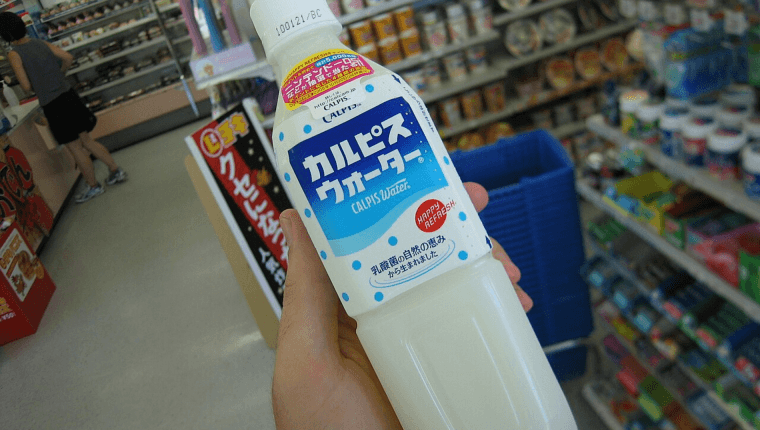 Sembra latte ma non &egrave;: il Calpis, una delle bevande pi&ugrave; famose del Giappone - immagine di copertina